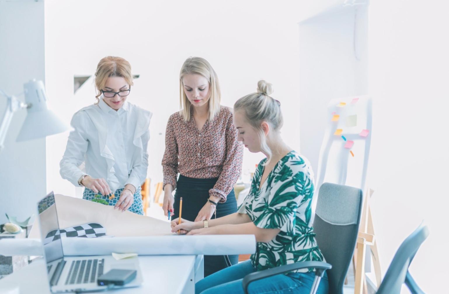 Espace de travail moderne avec calculatrice et documents financiers